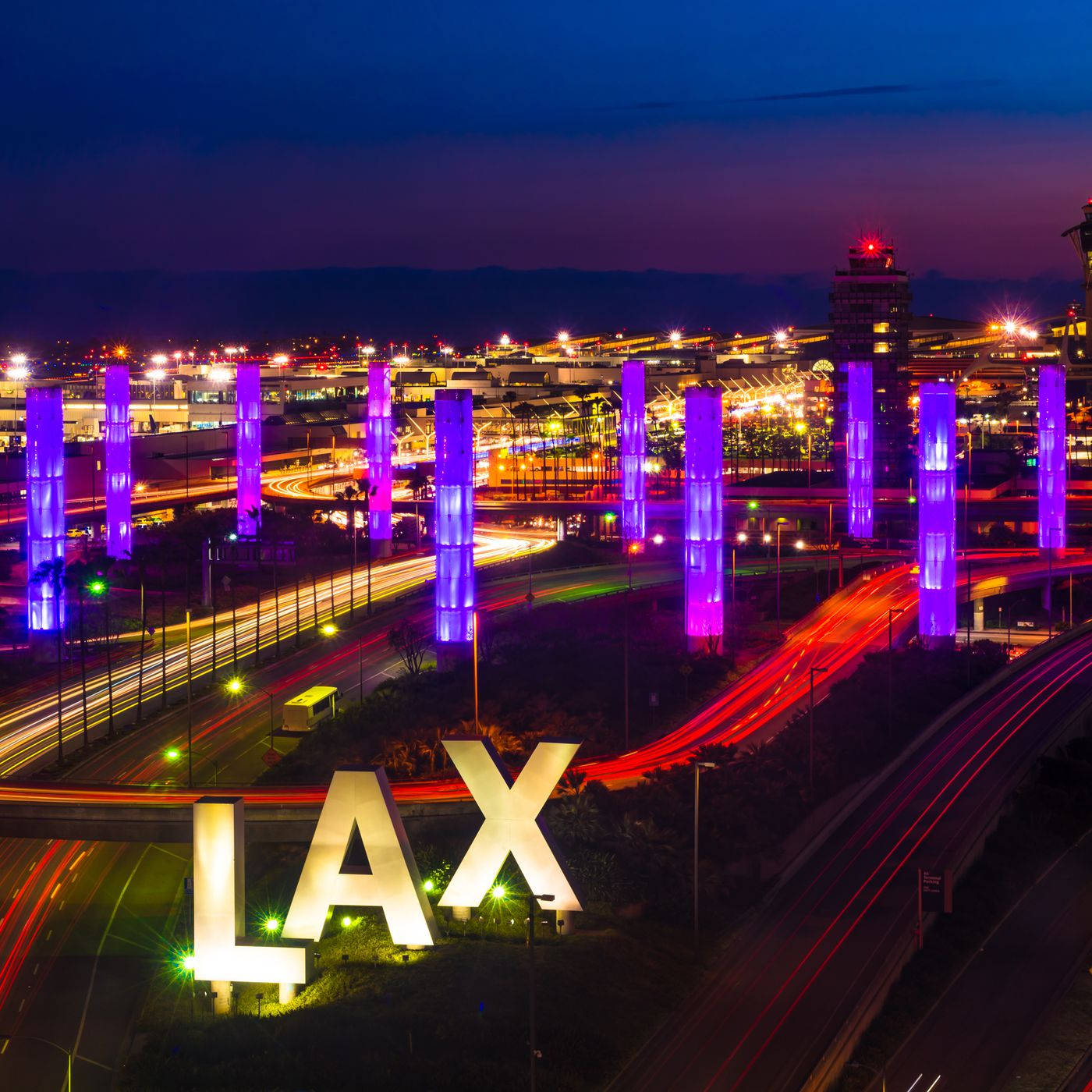 📸  Stunning Views of LAX Airport at Night Wallpaper
