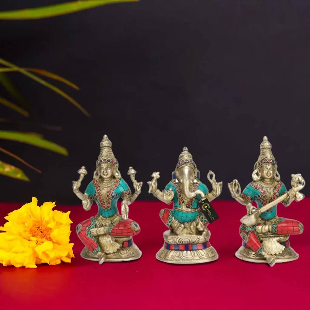 Divinetrio - Statuette D'argento Di Laxmi, Ganesh E Saraswati Sfondo