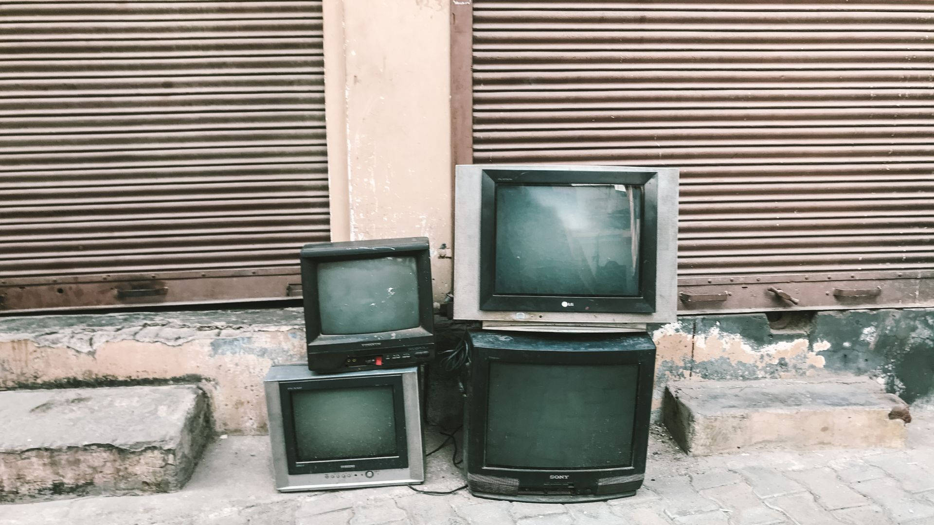 Ahorrode Desechos De Televisores Lcd Para Cuidar El Medio Ambiente. Fondo de pantalla