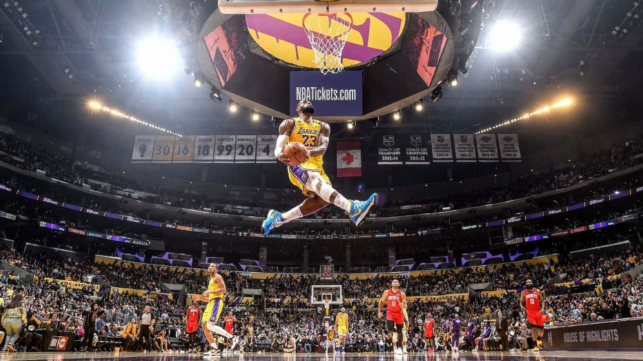 Lebron James Luchtige Dunk Lakers Wedstrijd Achtergrond