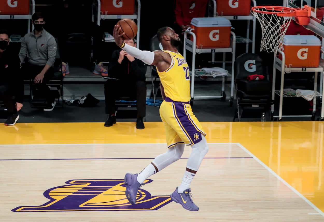 Lebron James Slam Dunk Lakers Wedstrijd Achtergrond