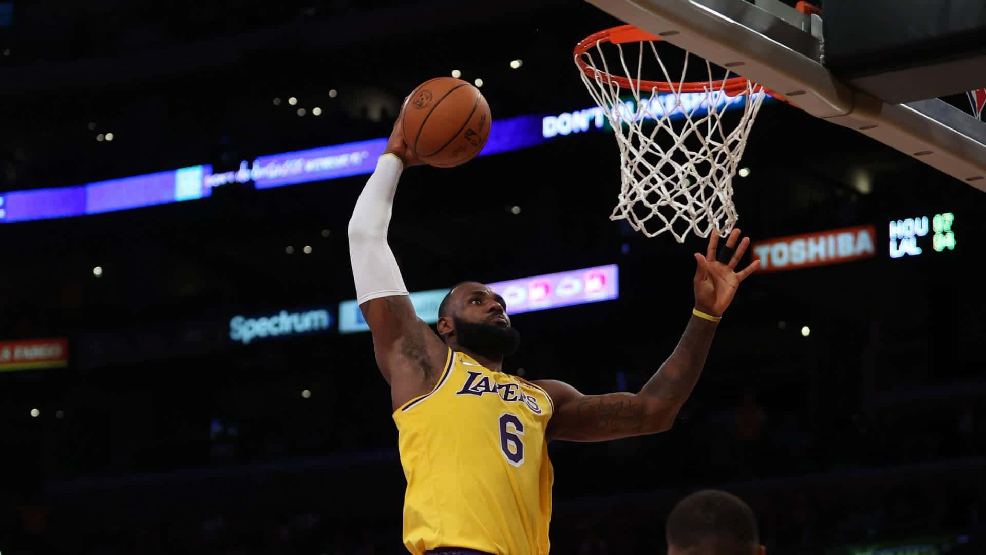 Le Bron James Slam Dunk Lakers Game Wallpaper