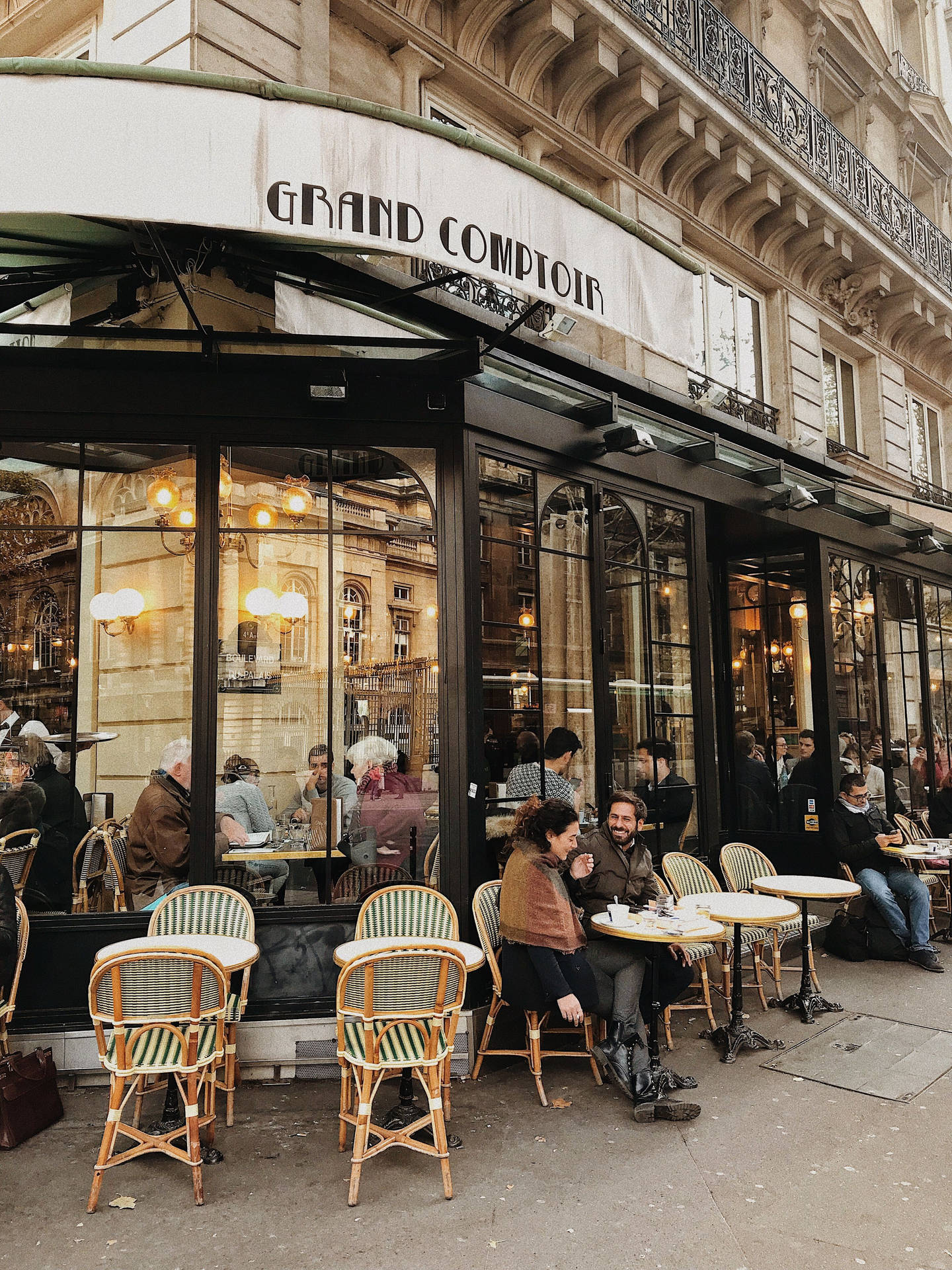 Le Grand Comptoir Cafe In Paris Background