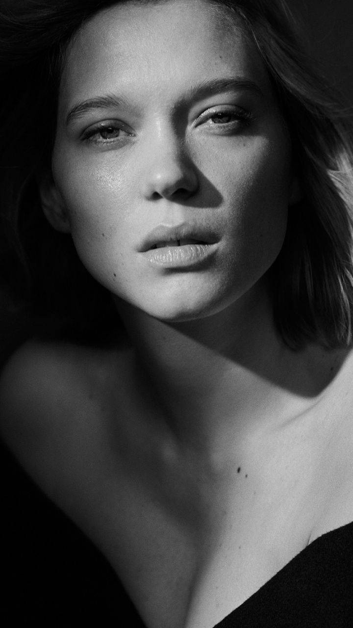 Lea Seydoux Classic Portræt Tapet - Bløde, sort-hvide træk af fransk skuespillerinde Wallpaper