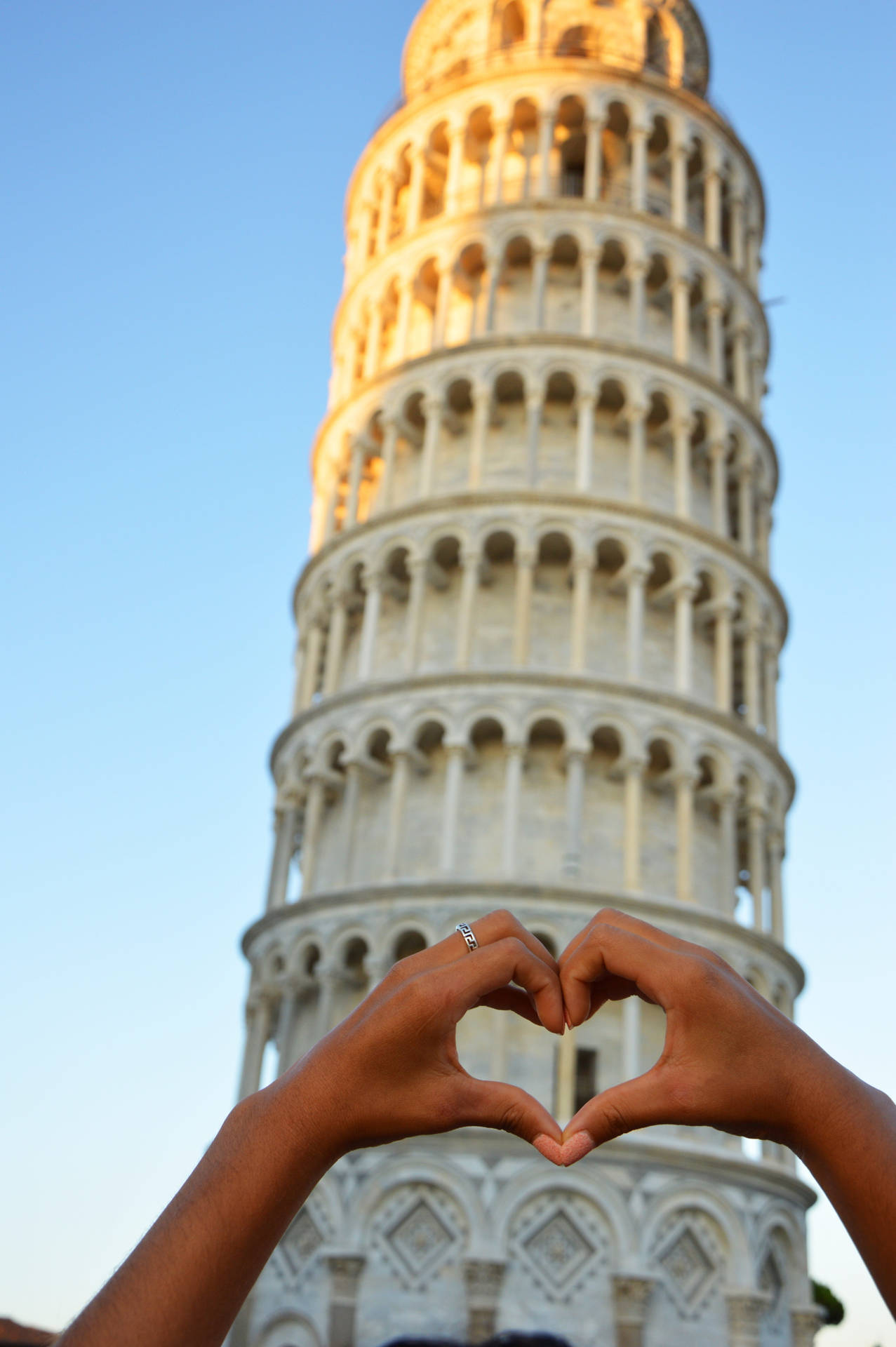 Tilbøjelig Tower Of Pisa Hånd Hjerte Wallpaper