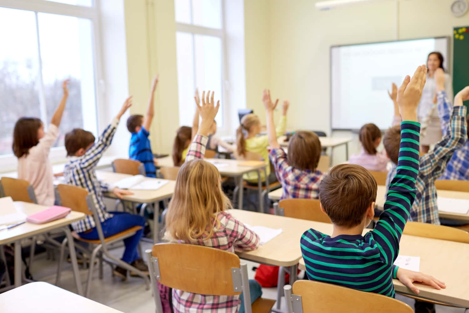 Kinderheben In Einem Klassenzimmer Ihre Hände.