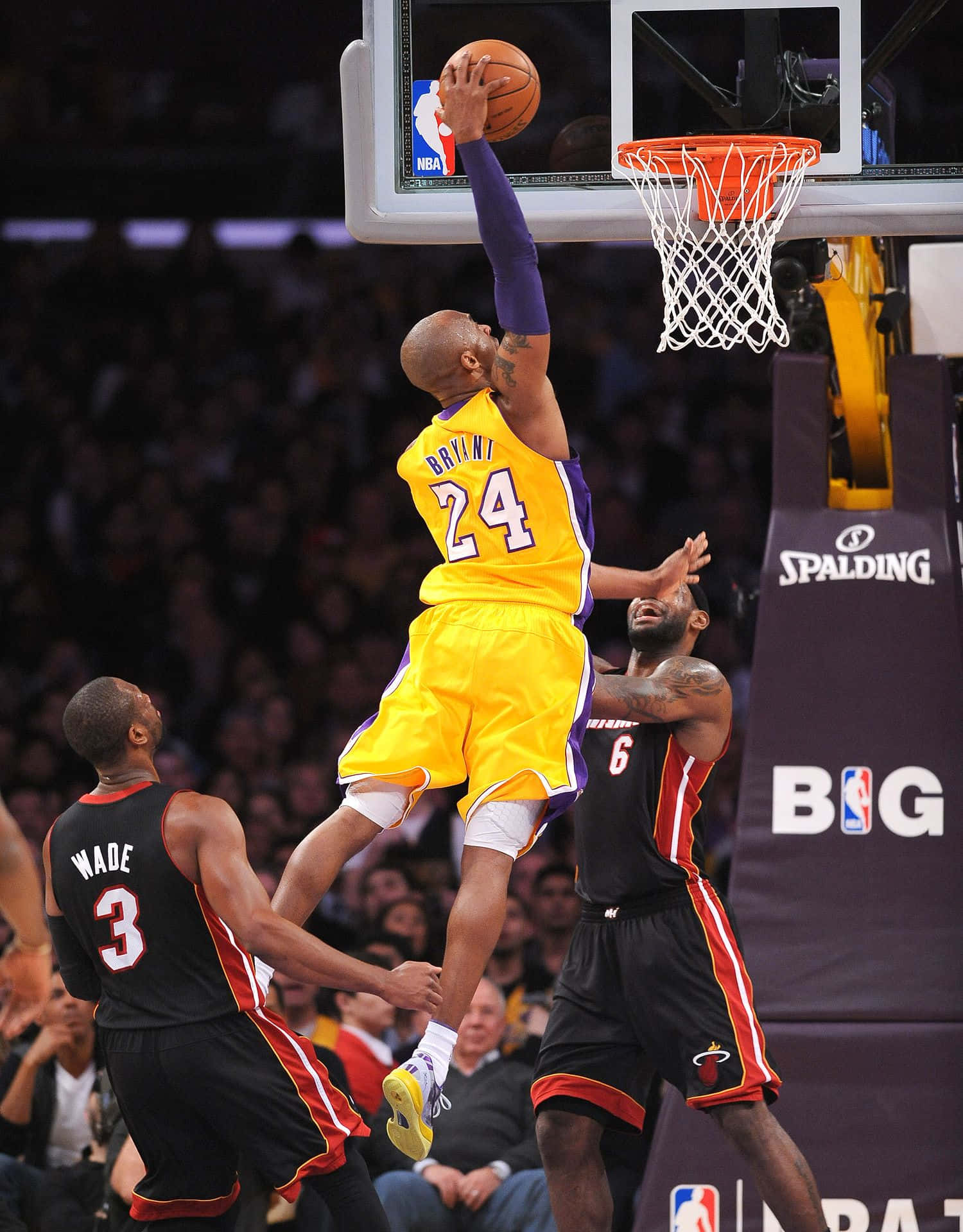 Lebron And Kobe Posterizing During A Game Wallpaper