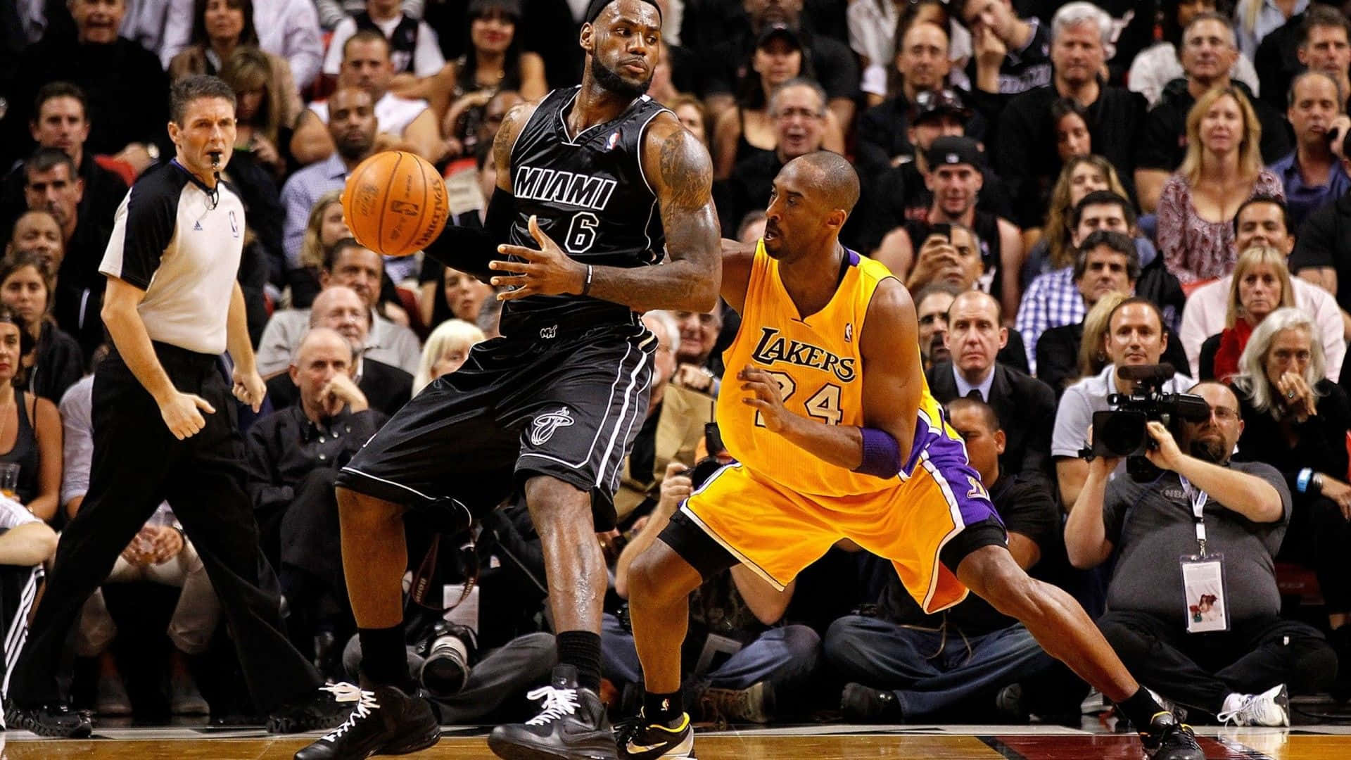 Scenen fra Lakers og Heat-spillet med Lebron og Kobe NBA Tapet Wallpaper