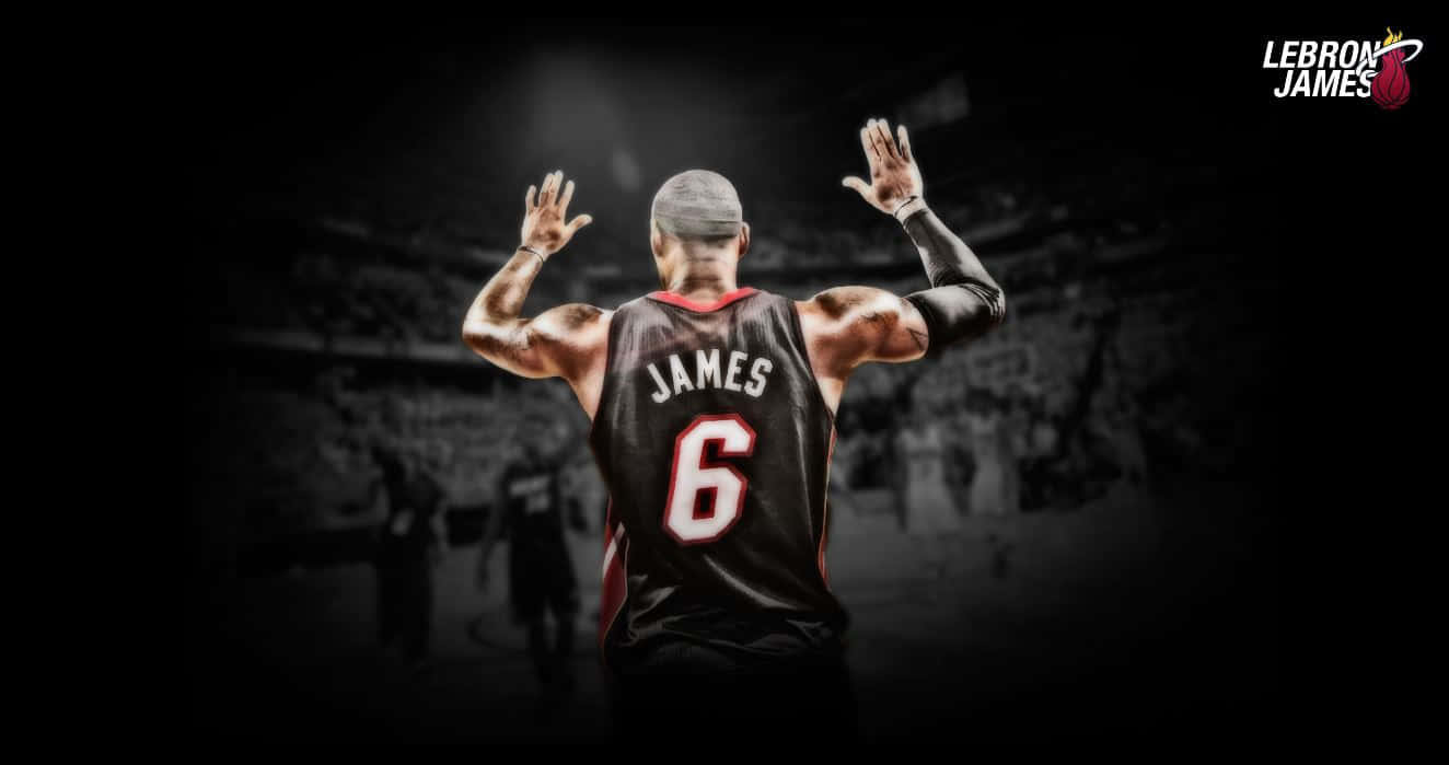 Derspieler Der Miami Heat Hebt Seine Hände Hoch.