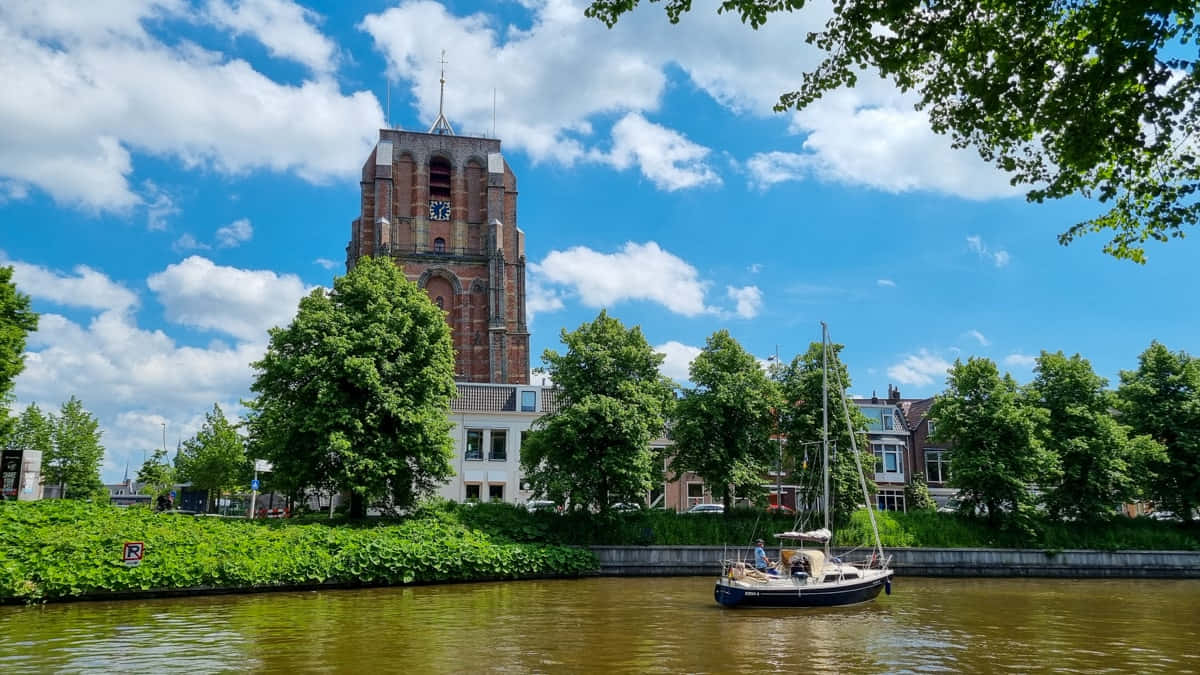 Leeuwarden Kanaal Uitzicht Met Historische Kerk Achtergrond