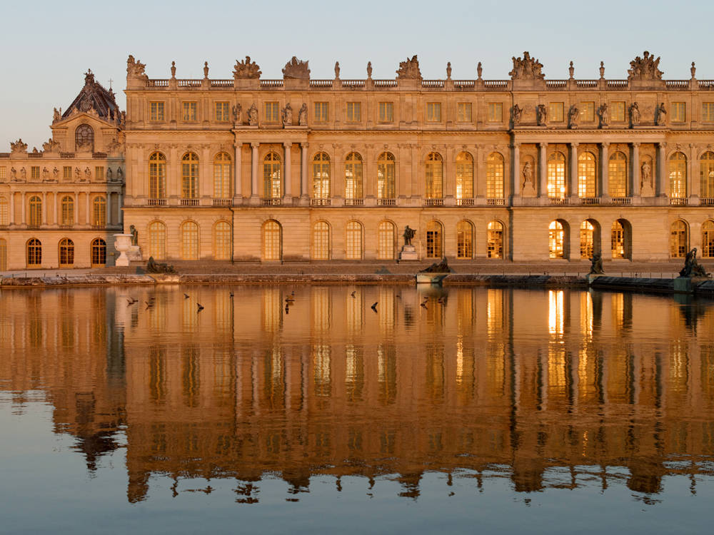 Left Side Of The Palace Of Versailles Wallpaper