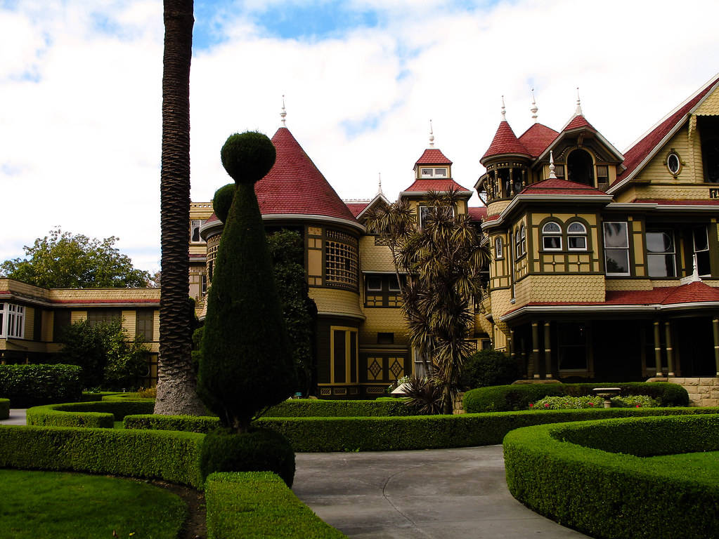 Linkeseite Des Winchester Mystery House Wallpaper