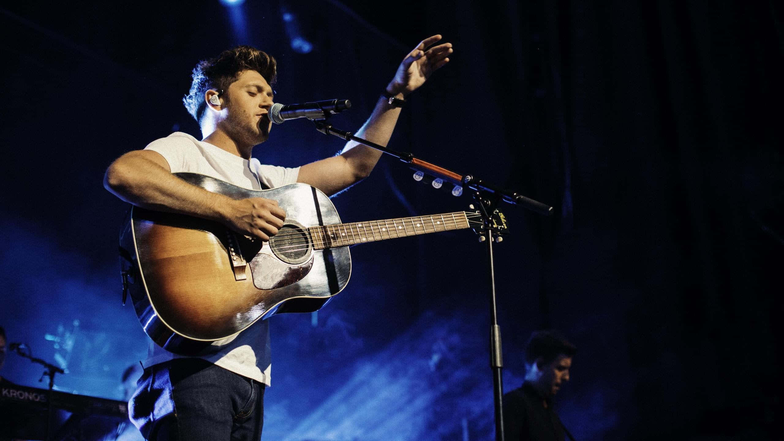 Legenda Musik Niall Horan Berinteraksi Dengan Gitar Wallpaper