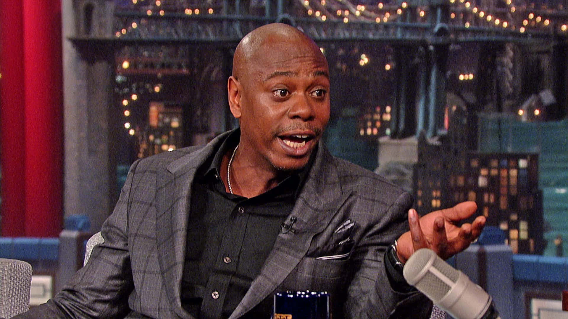 Legendarisk Komiker Dave Chappelle Opptrer Stand-up Bakgrunnsbildet