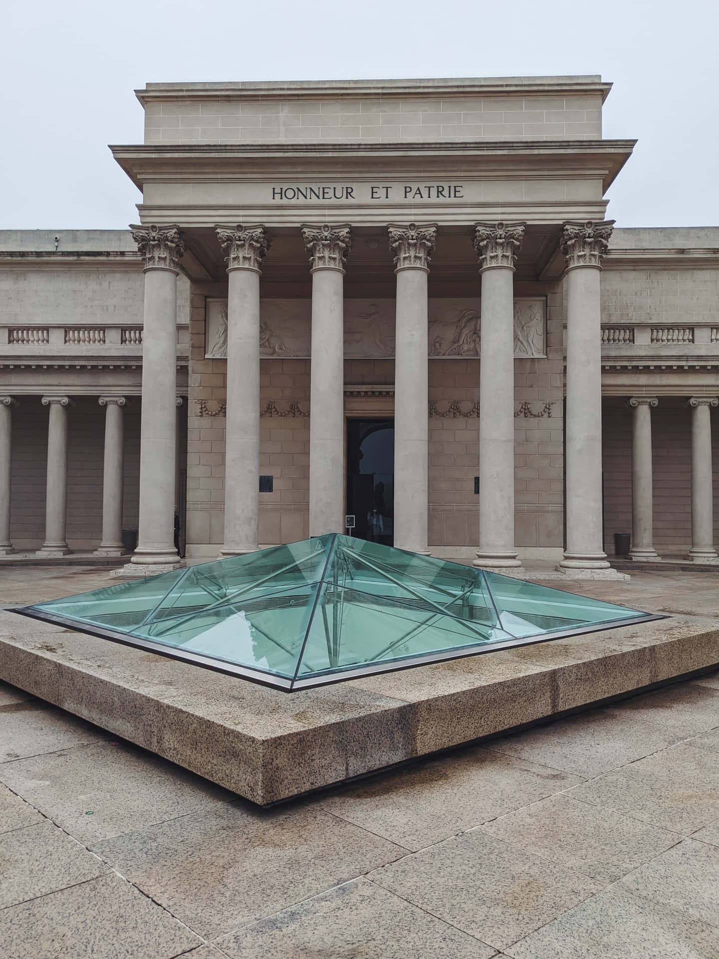 Legion Of Honor Inngang Med Glasspyramide Bakgrunnsbildet