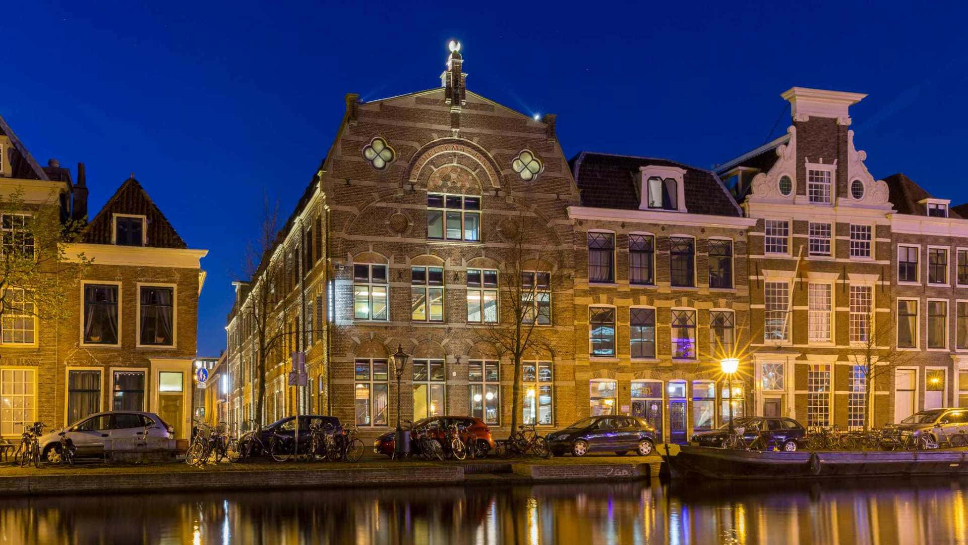 Leiden Canal Night View Wallpaper