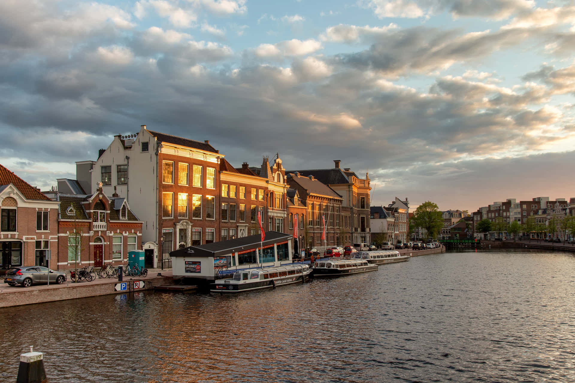 Download Leiden Canal Sunset Glow Wallpaper 