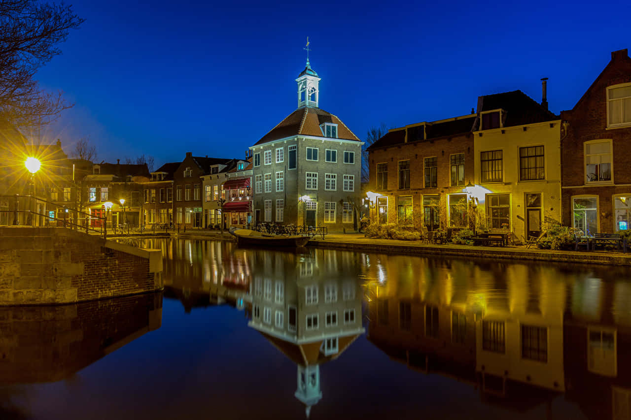 Leiden Nighttime Canal Reflections Wallpaper