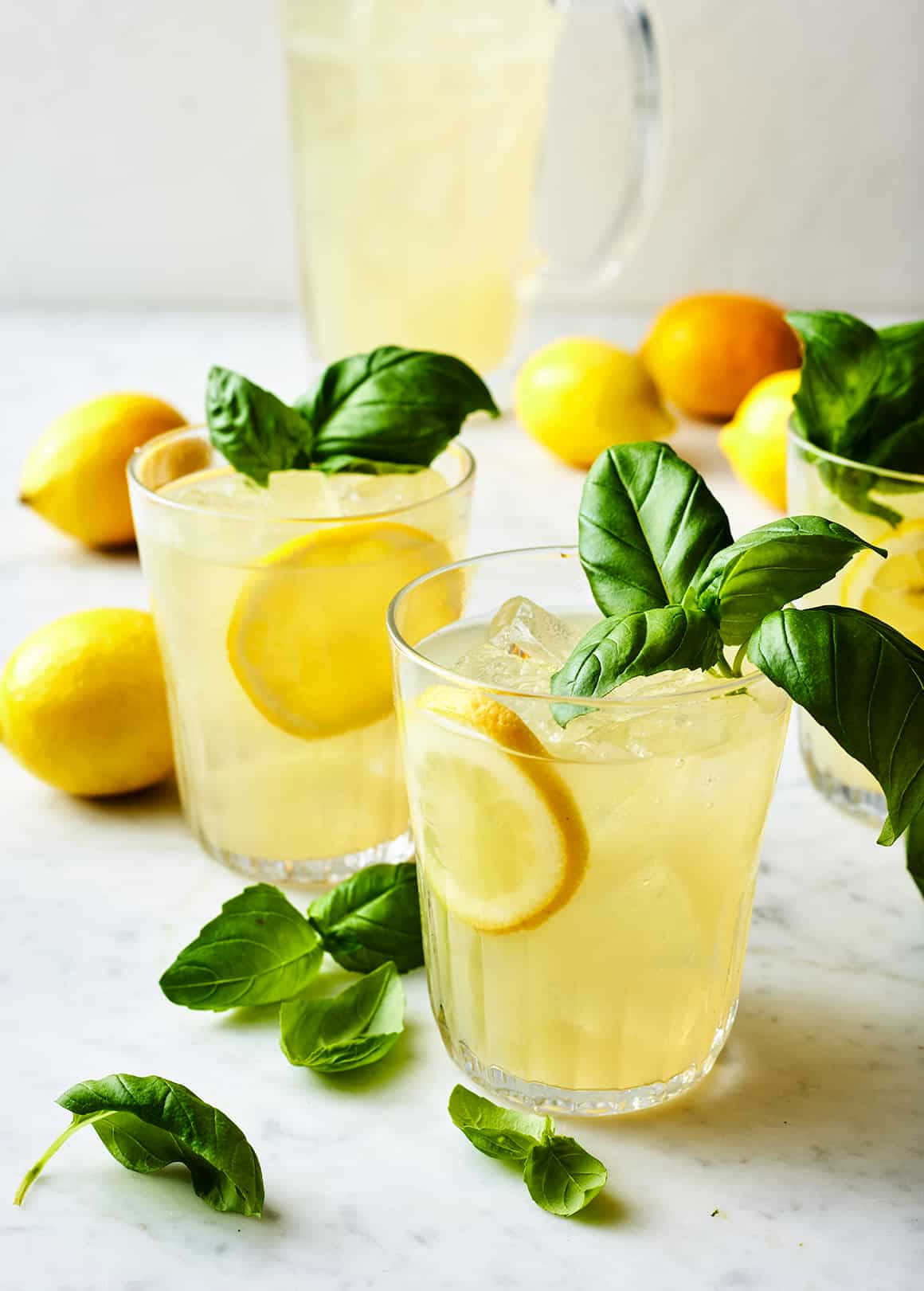 Limonatacon Foglie Di Basilico E Limoni