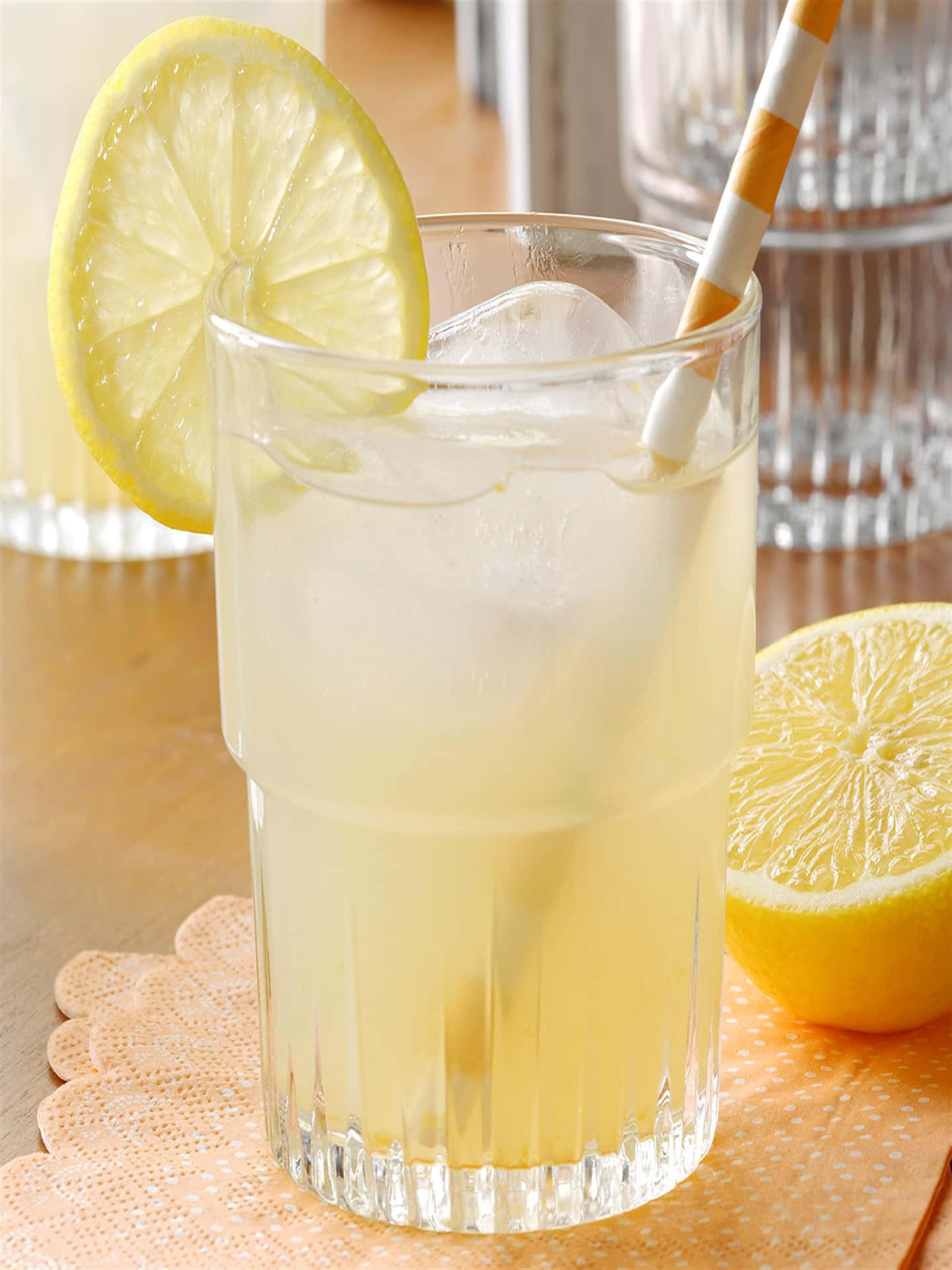 Njutav Ett Uppfriskande Glas Citronsaft!