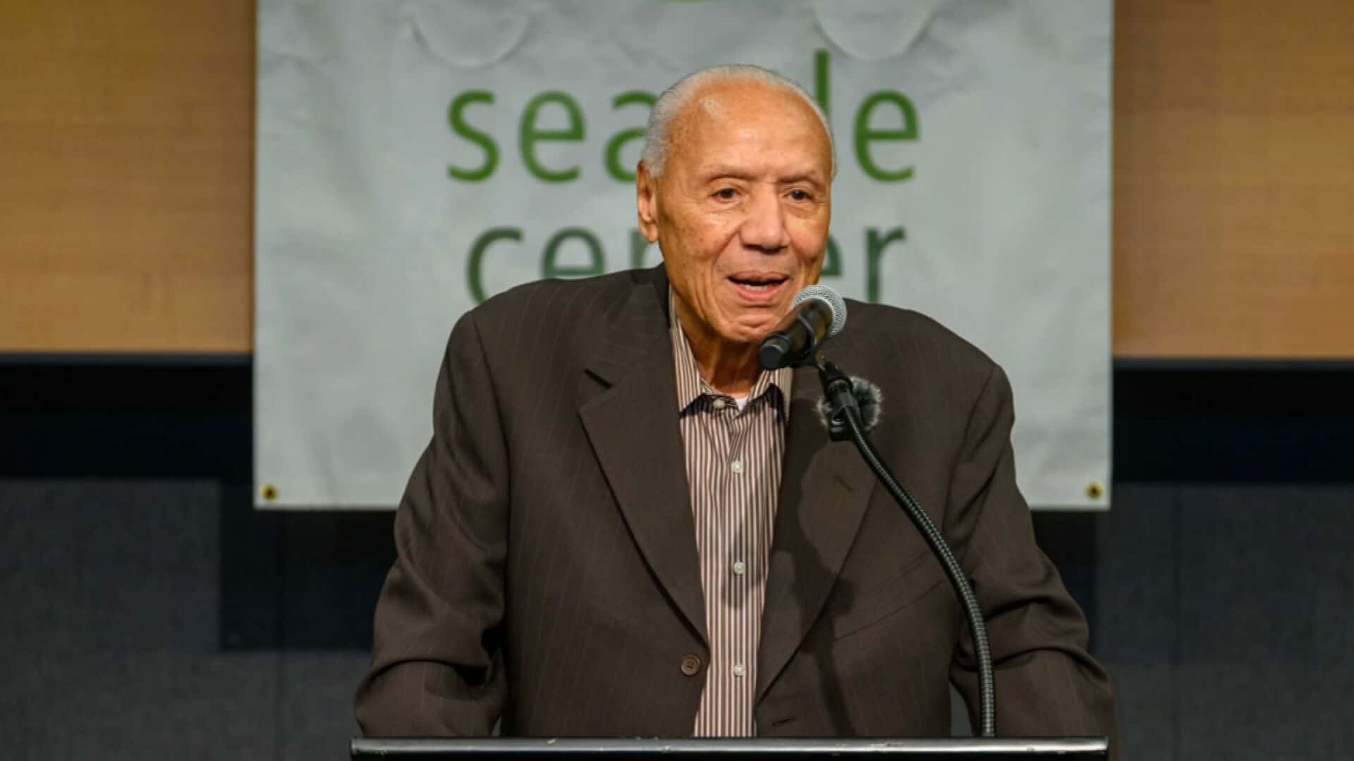 Lenny Wilkens At The Seattle Center Wallpaper