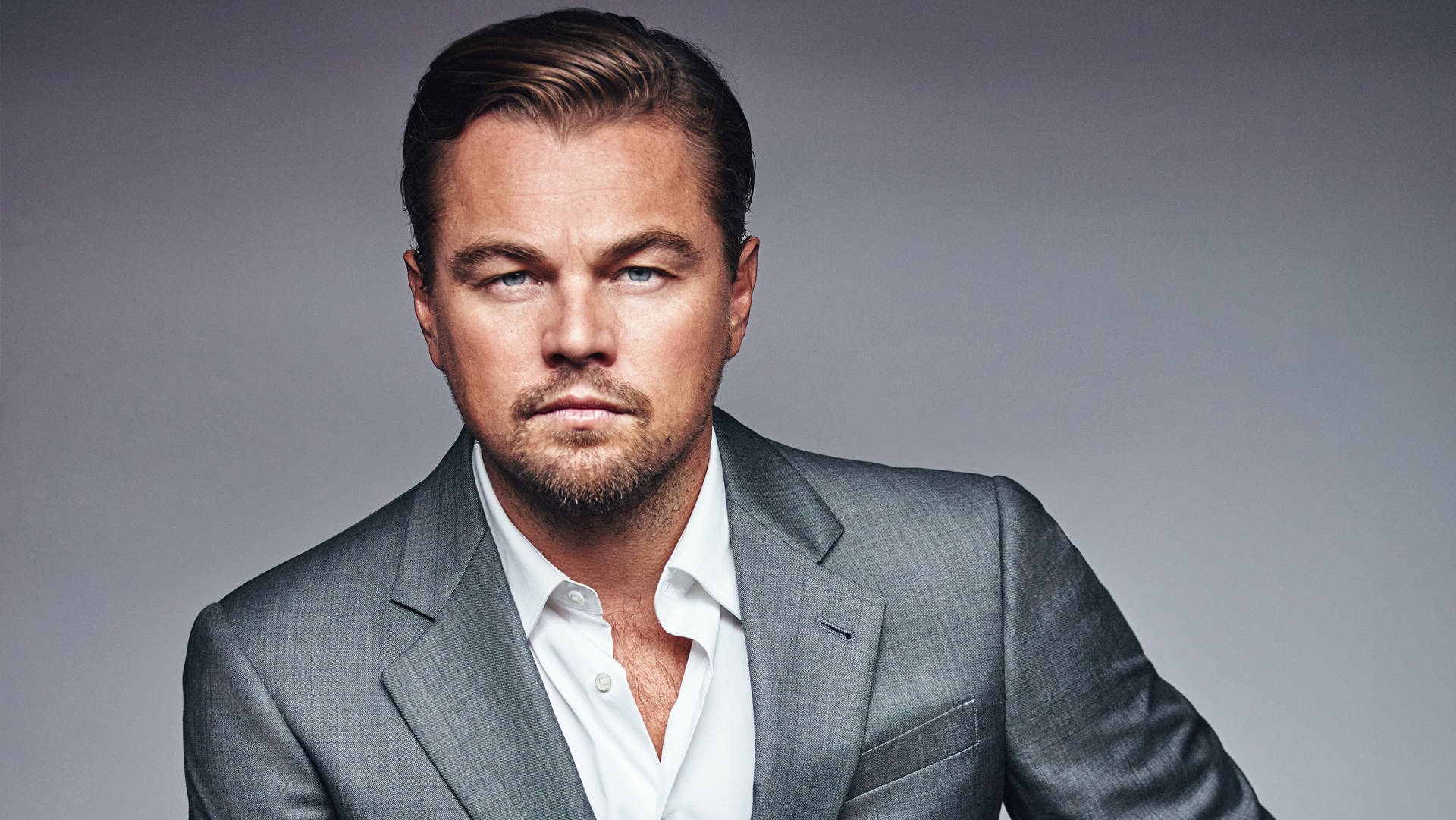 Leonardo DiCaprio Shiny Grey Suit Wallpaper