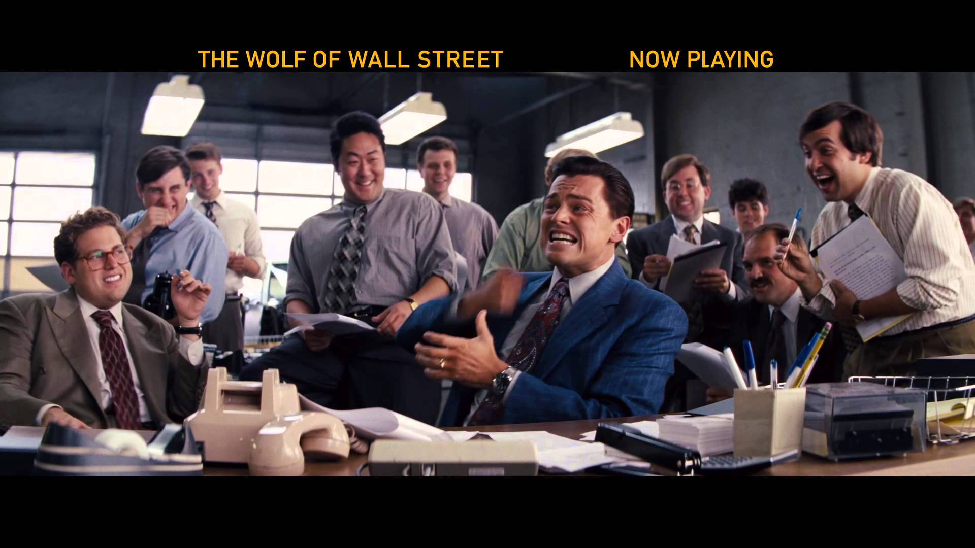 Leonardo Do Lobo De Wall Street Com Colegas De Escritório Papel de Parede