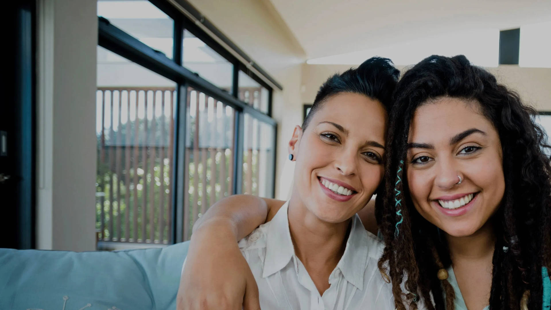 Lesbisk pige par hjemme smilende tapet Wallpaper