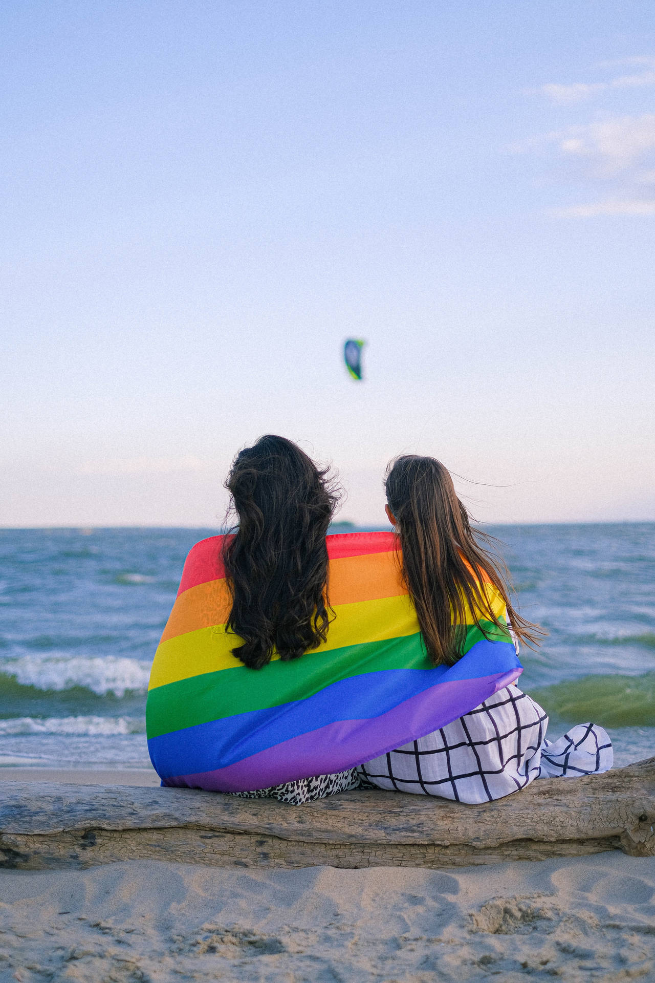 Lesbischesmädchen-paar Am Strand Wallpaper