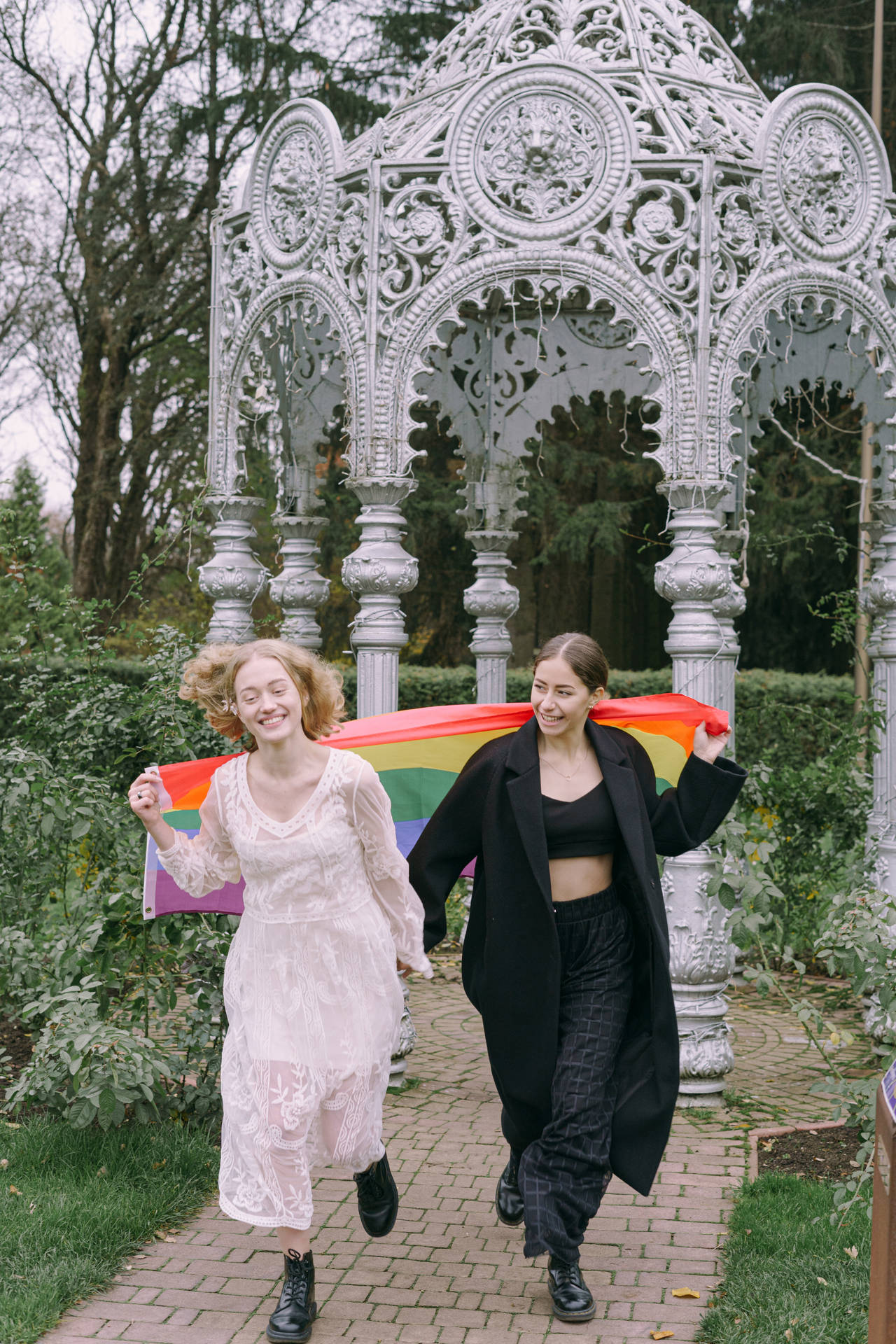 Par af lesbiske piger med flagdekorationer Wallpaper