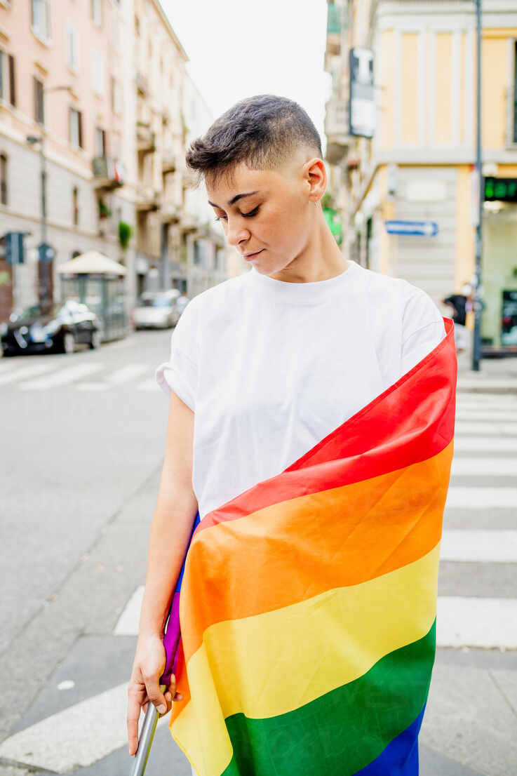 Lesbischesmädchen In Flagge Gekleidet Wallpaper