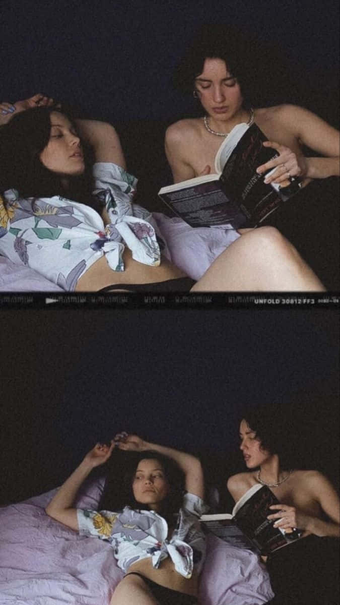 Zweifrauen Liegen Im Bett Und Lesen Ein Buch.