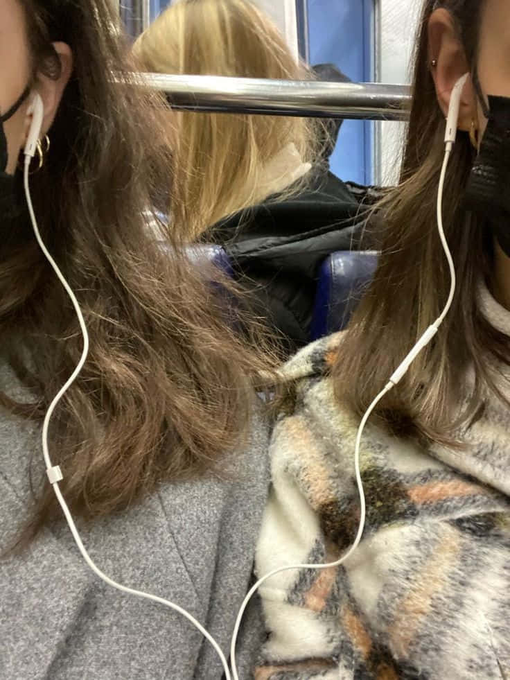 Zweifrauen Tragen Gesichtsmasken In Einem Zug.