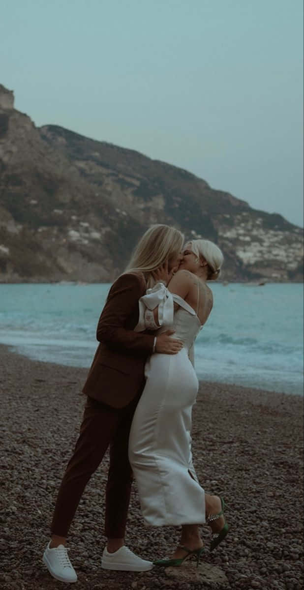 Tvåkvinnor Kysser På Stranden