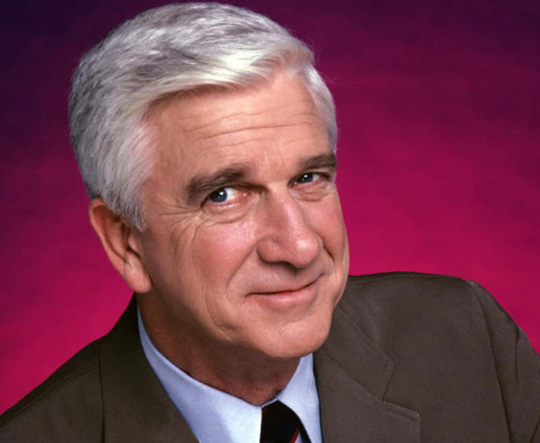 Comedy legend Leslie Nielsen in one of his iconic movie roles. Wallpaper