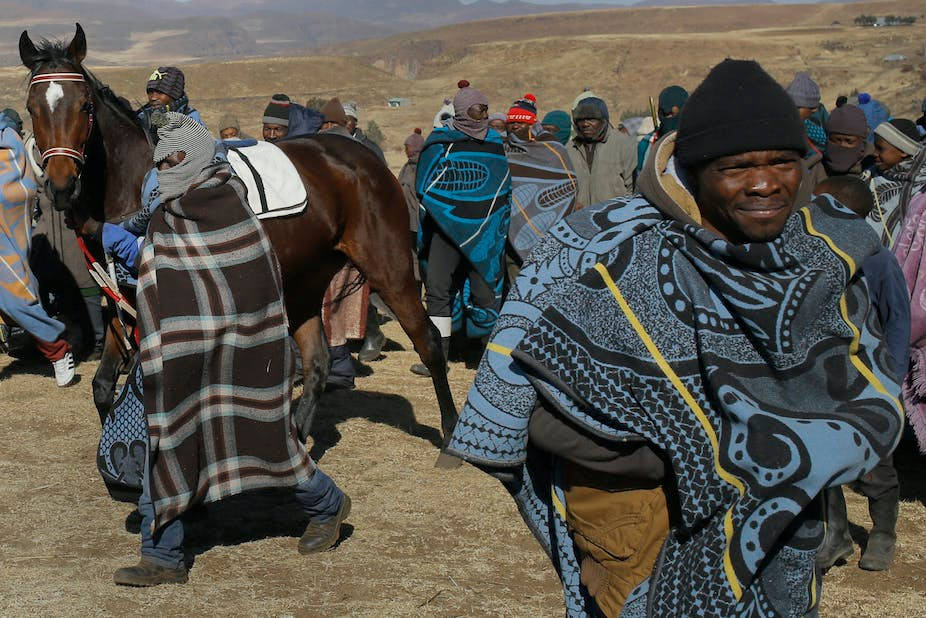 Ibrividi Del Lesotho: Cavallo Tradizionale Avvolto In Abiti Caldi Sfondo