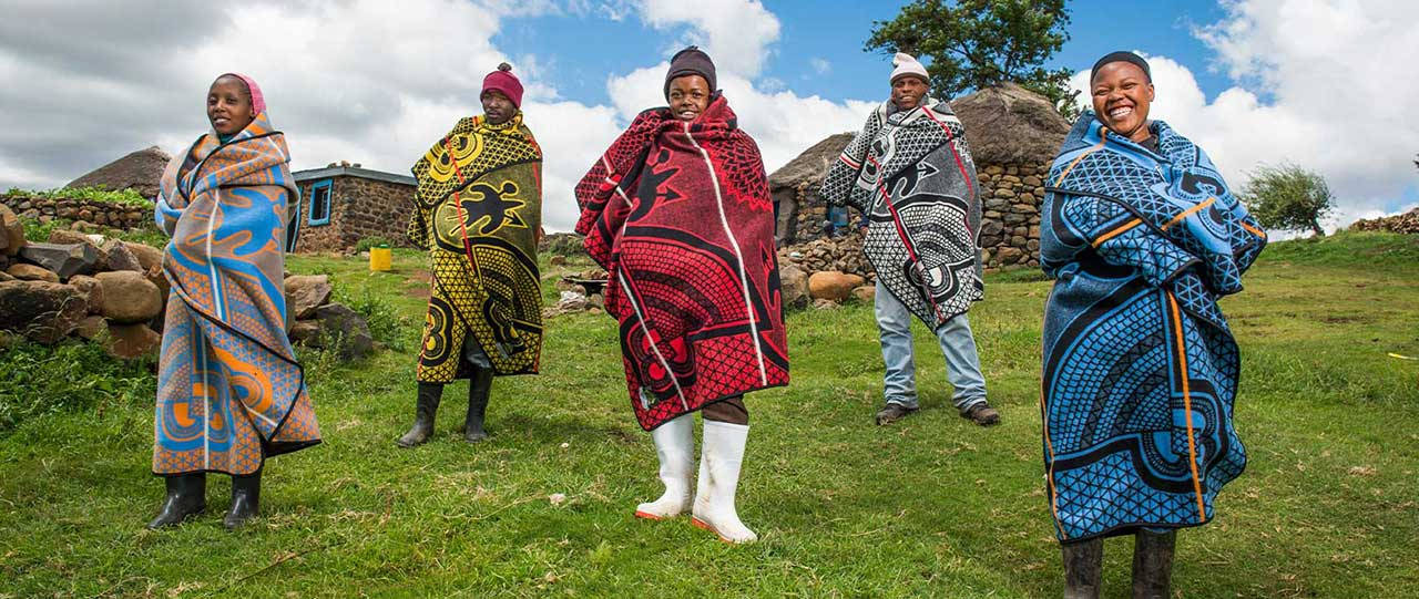 Lykkelige folk fra Lesotho i farverige tøj Computers Wallpapers Wallpaper