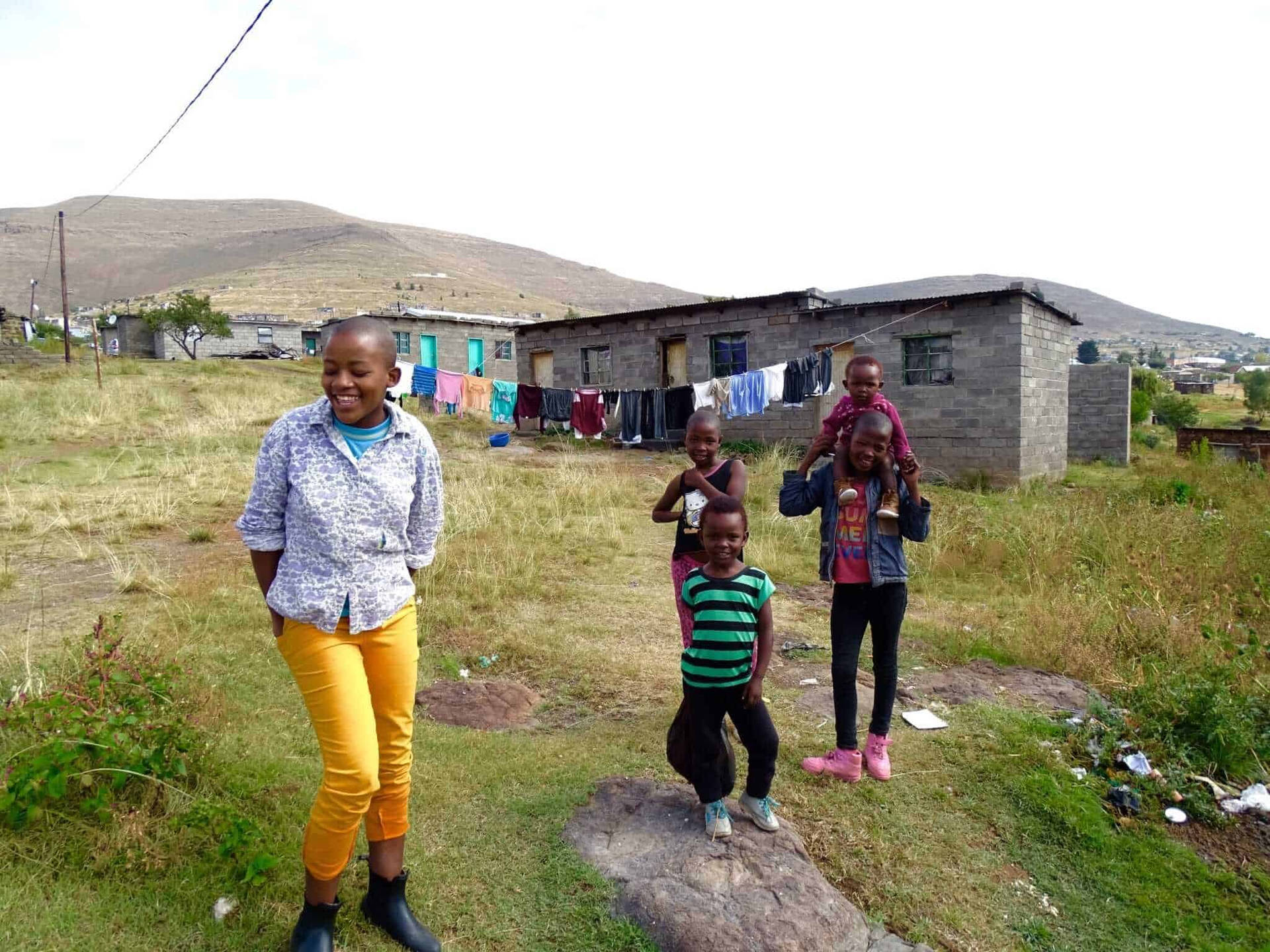 Børn fra Lesotho, der leger uden for huset, digital tapet. Wallpaper