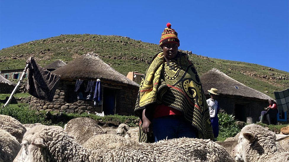 Personainginocchiata In Lesotho Sfondo