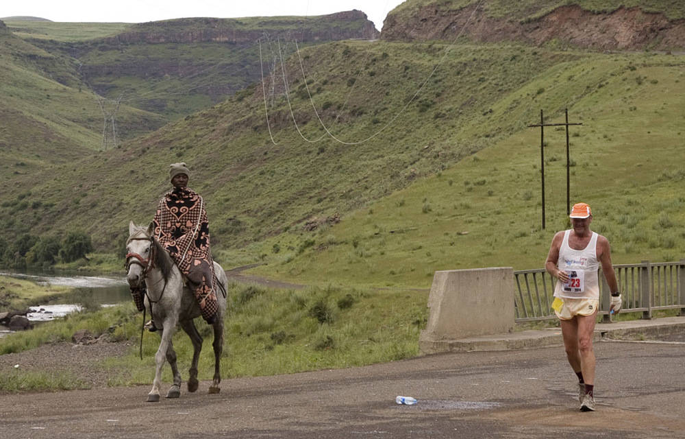 Motiv af en Lesotho-mand, der rider på hesteryggen. Wallpaper
