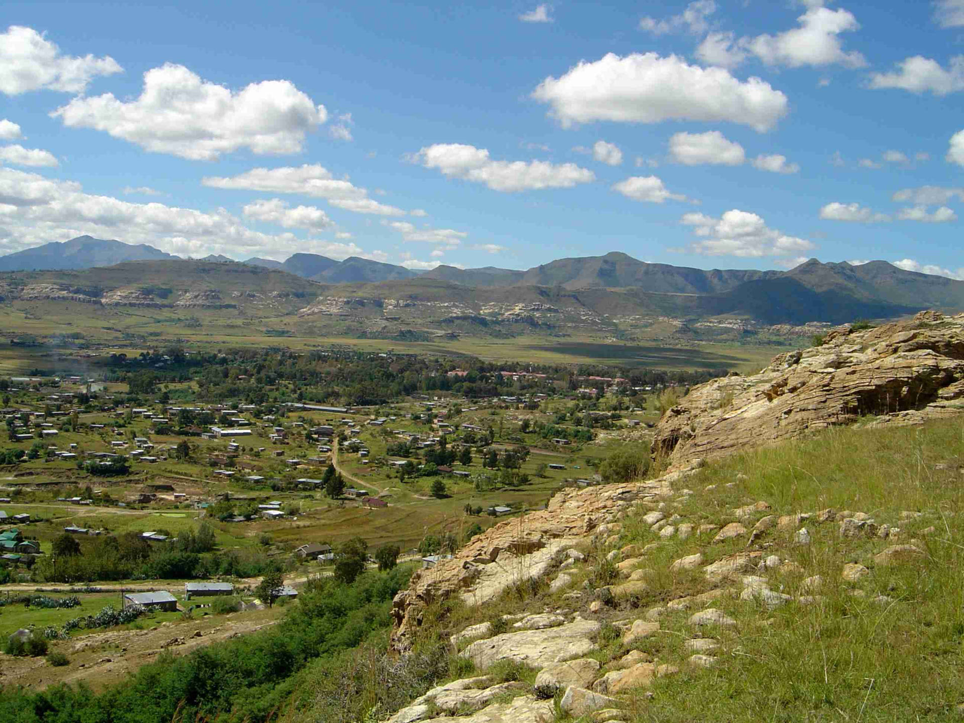 Villaggiodelle Montagne Rocciose Del Lesotho Sfondo