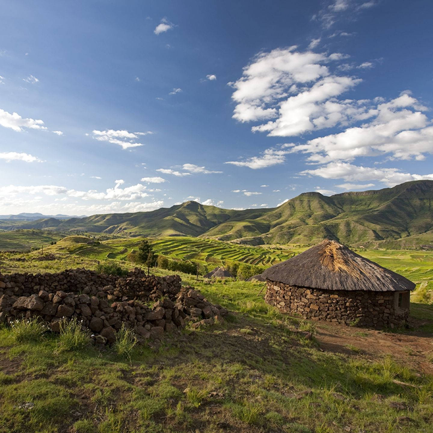 Lesotho Enkelt Hus Bjerge Skyer Wallpaper