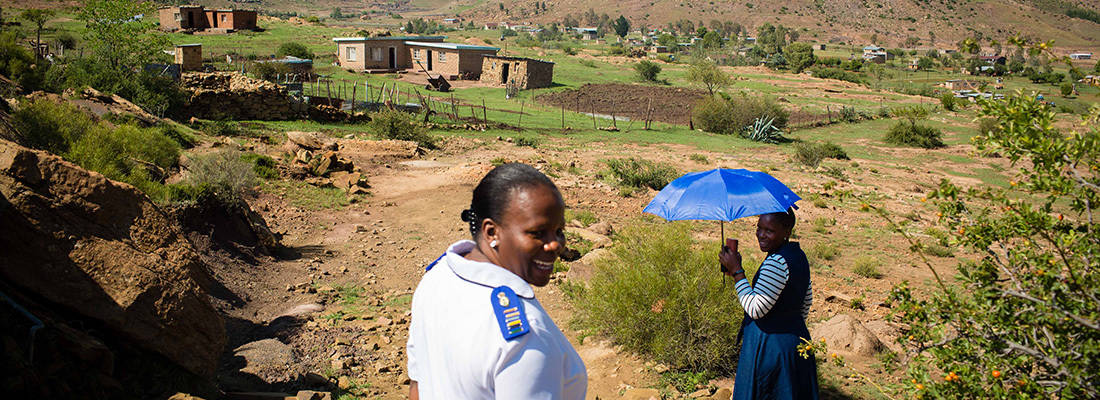 Lächelndefrau Aus Lesotho Mit Regenschirm Wallpaper