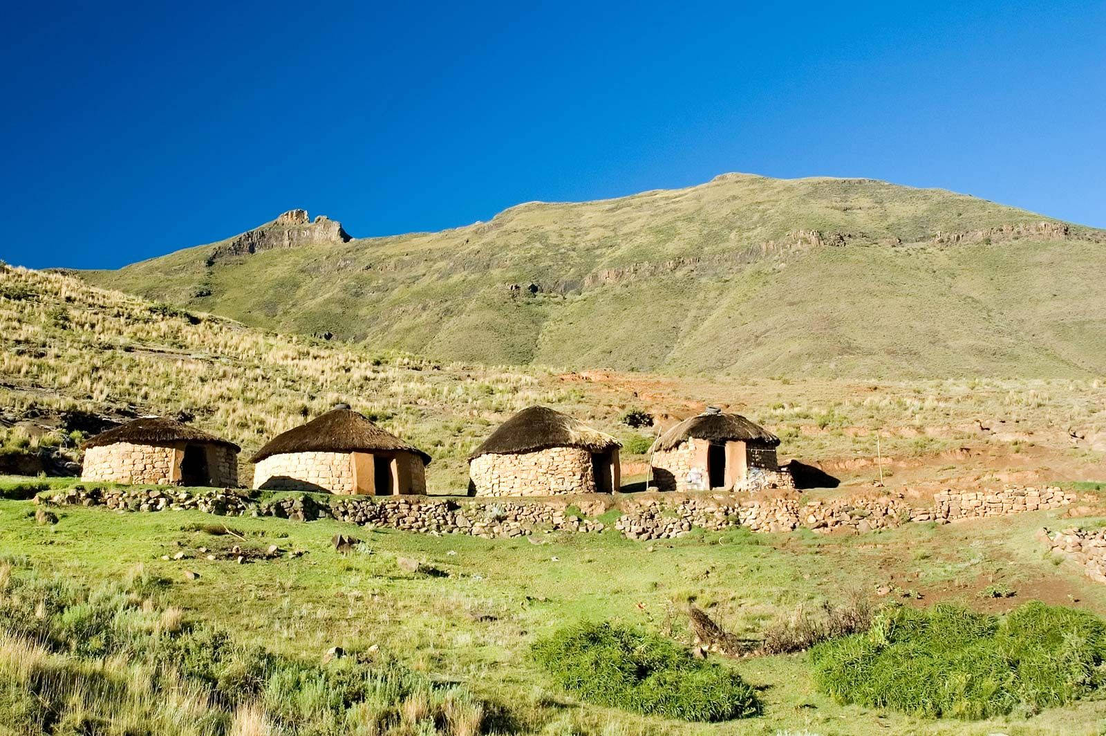 Papelde Parede Para Computador Ou Celular: Montanha De Casas De Pedra Em Lesoto. Papel de Parede