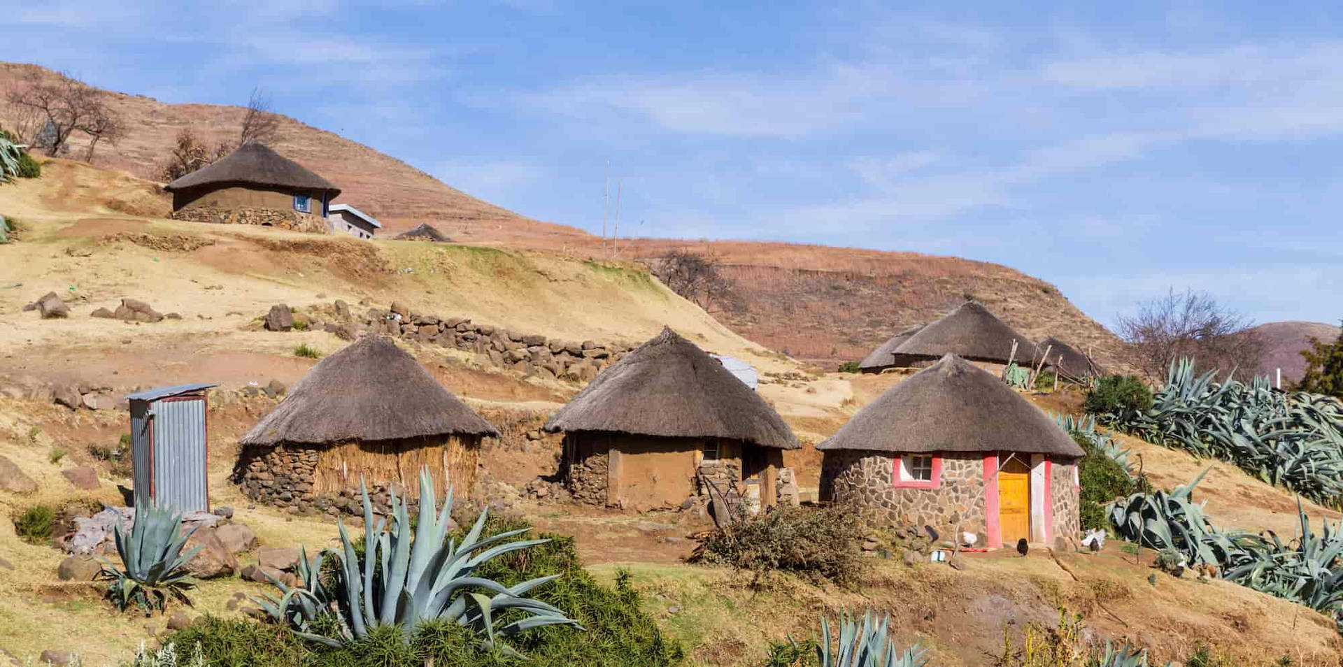Capannedi Pietra Delle Montagne Del Lesotho. Sfondo
