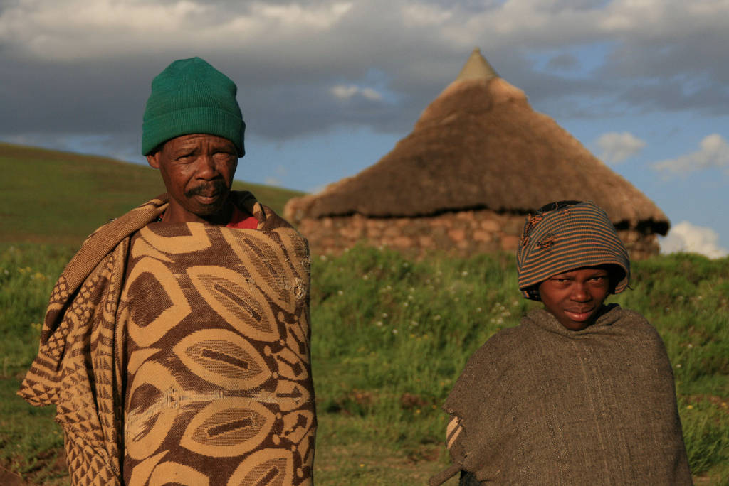 Tapet med kolde farver fra Lesothos traditionelle tøj. Wallpaper