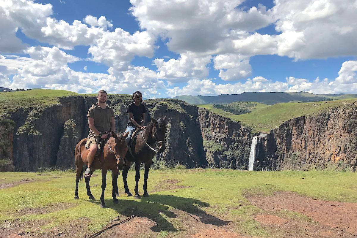 Lesotho,due Uomini A Cavallo Sfondo
