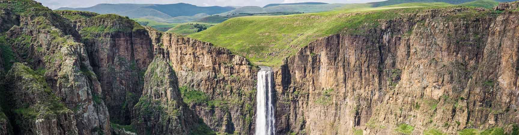 Immaginepanoramica Della Cascata Di Lesotho. Sfondo