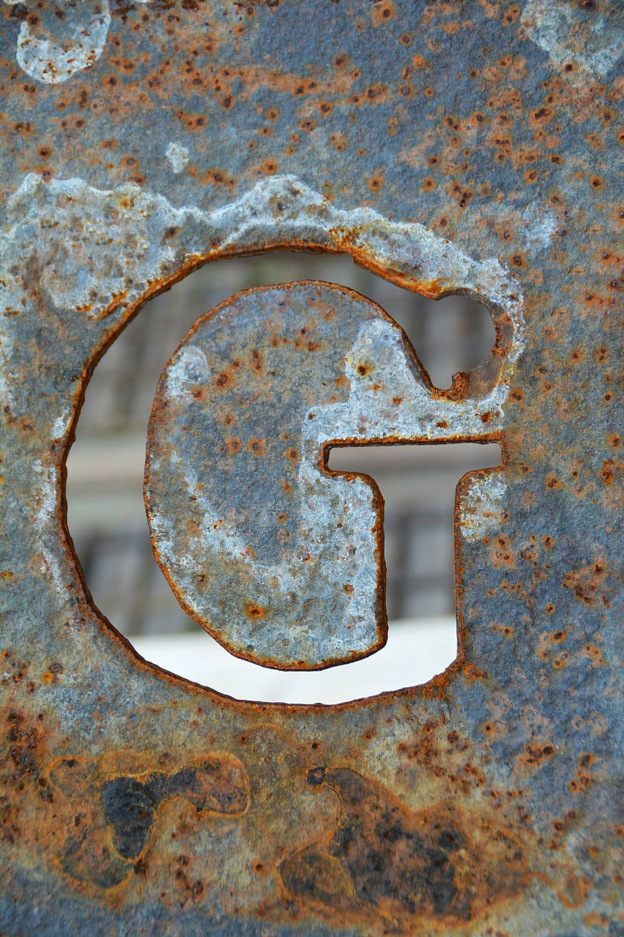 Metallic Letter G in a Stylish Frame Wallpaper