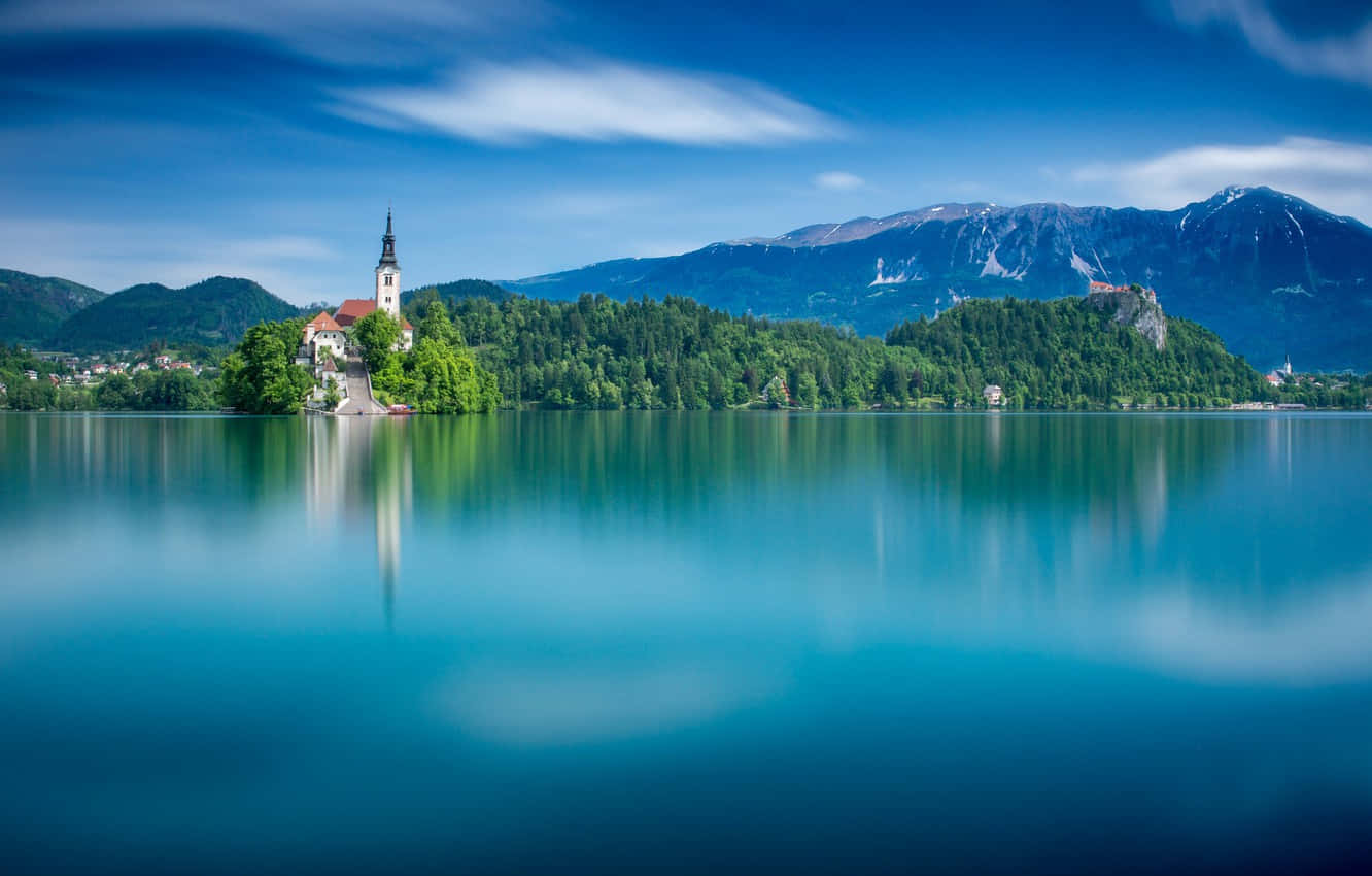 Aguastranquilas Y Niveladas Del Lago Bled. Fondo de pantalla